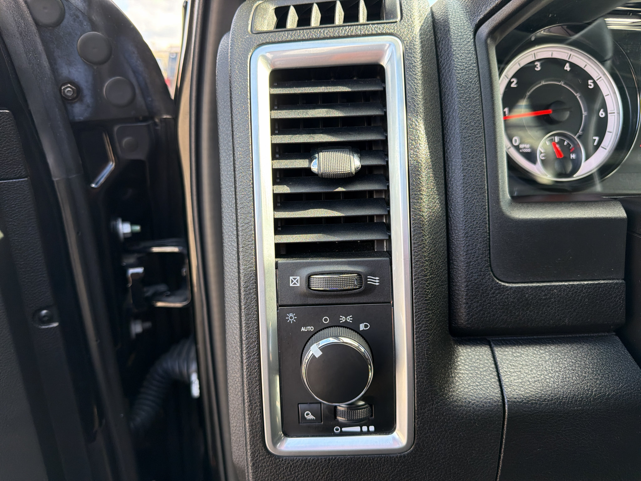 Used 2024 RAM 1500 Warlock AWD/4WD image 17