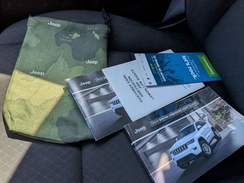 Used 2019 Jeep Grand Cherokee Laredo AWD/4WD image 52