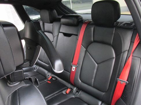 Used 2018 Porsche Macan Turbo image 89