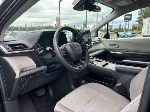 Used 2024 Toyota Sienna LE AWD/4WD image 9