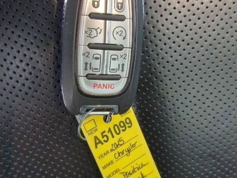 Used 2025 Chrysler Pacifica Limited FWD image 34