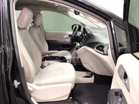 Used 2018 Chrysler Pacifica Touring-L FWD image 14