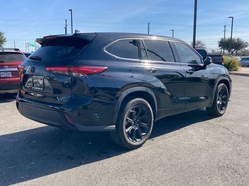 Certified 2022 Toyota Highlander L image 4