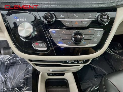 Used 2023 Chrysler Pacifica Touring-L FWD image 23