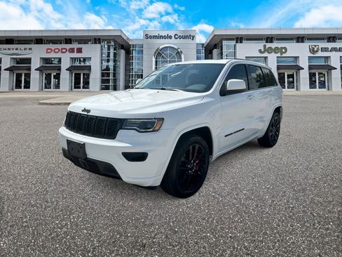 Used 2020 Jeep Grand Cherokee Altitude RWD image 4