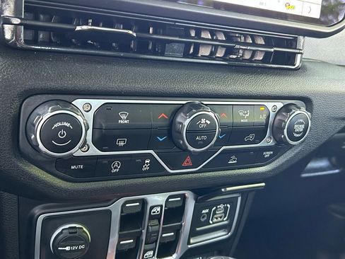 Certified 2025 Jeep Gladiator Sport AWD/4WD image 42