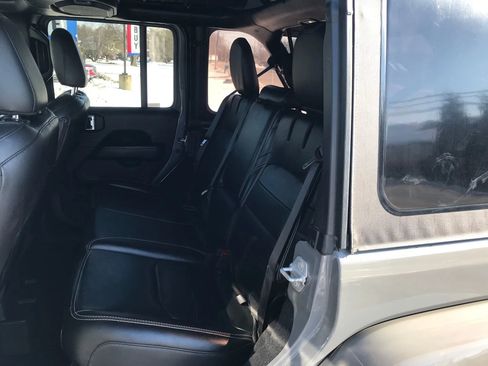 Used 2023 Jeep Wrangler Unlimited Sahara image 33