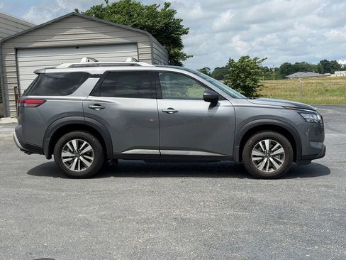 Used 2023 Nissan Pathfinder SL w/ Black Appearance Package FWD image 4