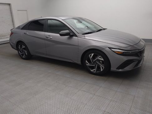 Used 2025 Hyundai Elantra Sport FWD image 11
