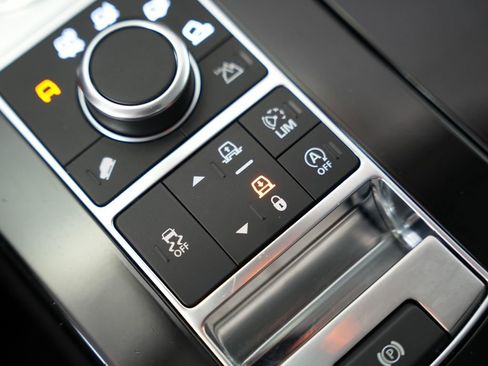 Used 2017 Land Rover Discovery HSE image 30