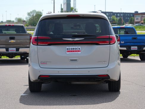 Used 2021 Chrysler Pacifica Limited AWD/4WD image 4