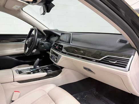 Used 2021 BMW 750i xDrive w/ Executive Package image 37