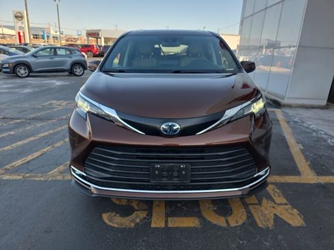 Used 2022 Toyota Sienna XLE image 10
