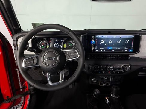 Used 2025 Jeep Wrangler Unlimited Sahara w/ Safety Group AWD/4WD image 12