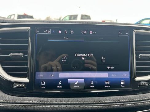 Used 2023 Chrysler Pacifica Touring-L image 23