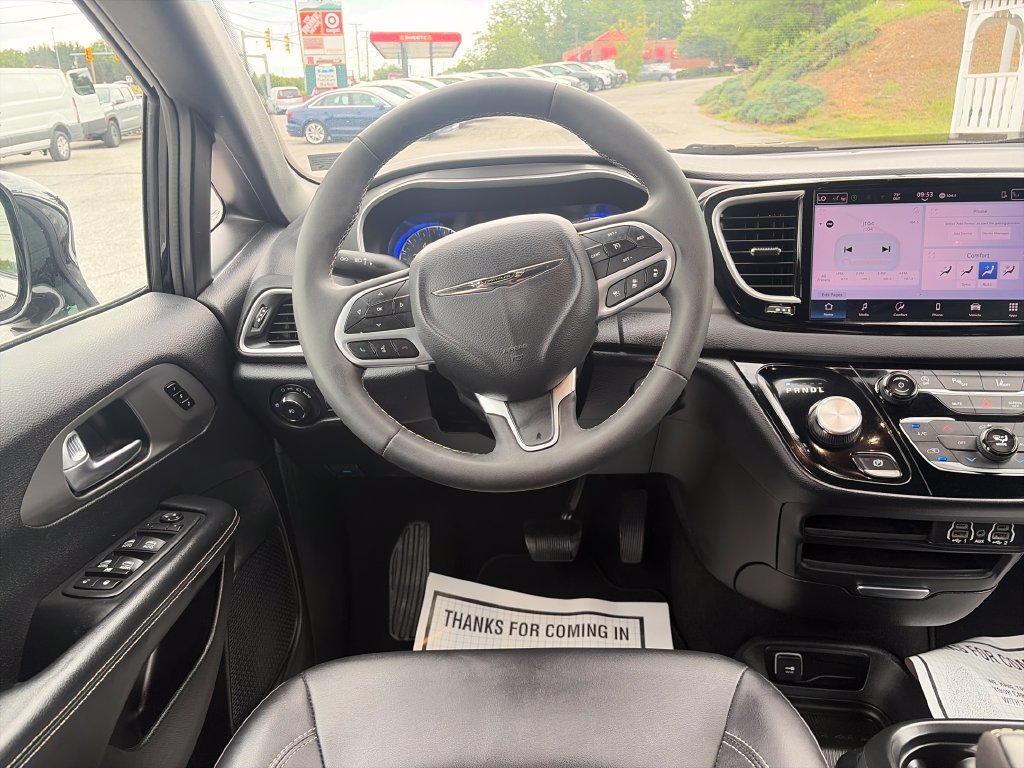 Used 2025 Chrysler Pacifica Select FWD image 14