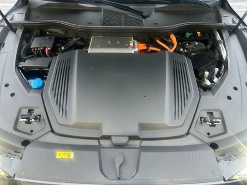 Used 2024 Audi Q8 e-tron Premium image 33