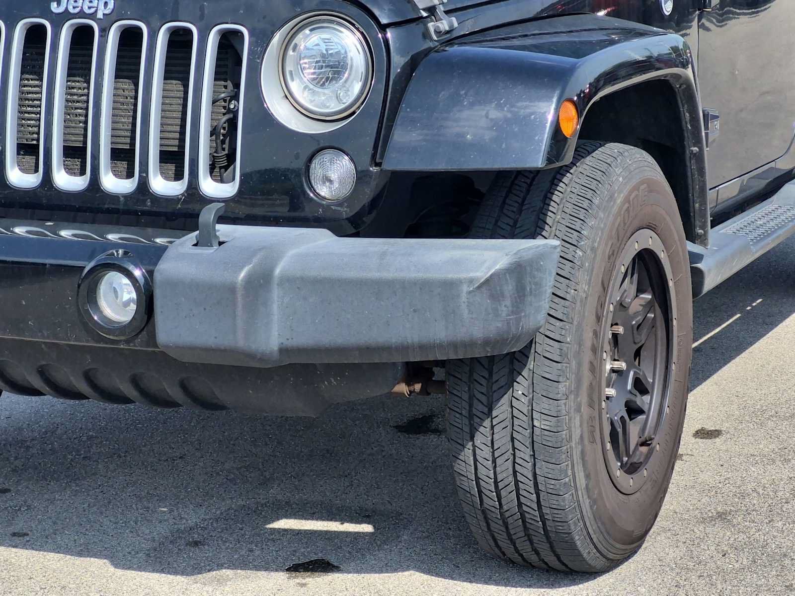 Used 2017 Jeep Wrangler Unlimited Sahara w/ Connectivity Group AWD/4WD image 11