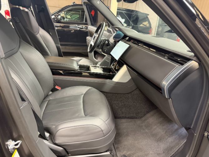 Used 2025 Land Rover Range Rover SE AWD/4WD image 30