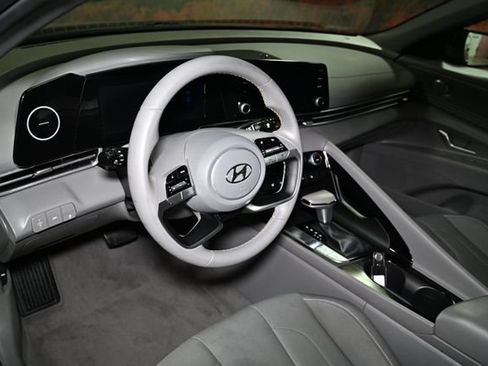 Used 2022 Hyundai Elantra SEL w/ Convenience Package FWD image 19
