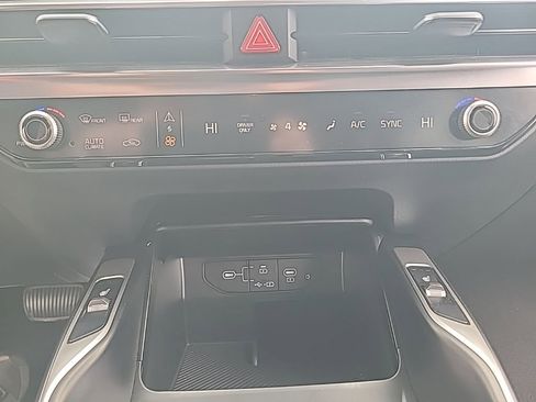 Certified 2025 Kia Sorento EX image 8