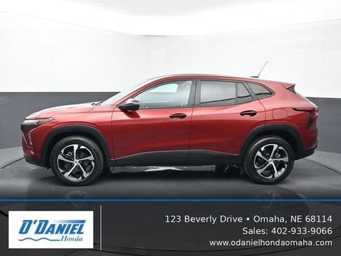 Used 2024 Chevrolet Trax RS w/ Sunroof Package FWD image 2