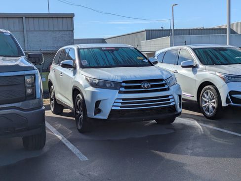 Used 2019 Toyota Highlander LE image 2