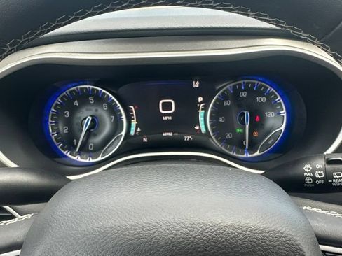 Used 2023 Chrysler Pacifica Touring-L FWD image 14
