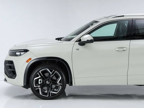 New 2026 Volkswagen Tiguan SEL R-Line AWD/4WD image 3