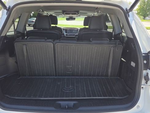 Used 2019 Toyota Highlander SE AWD/4WD image 13
