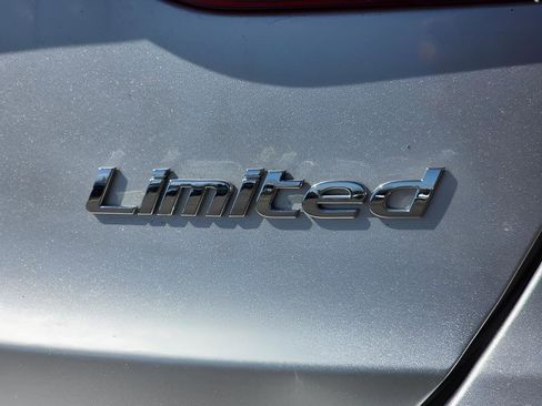 Used 2017 Hyundai Elantra Limited w/ Limited Tech Package 04 image 12