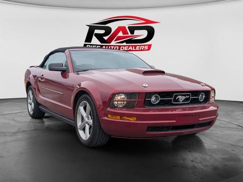 Used 2006 Ford Mustang Convertible RWD image 2