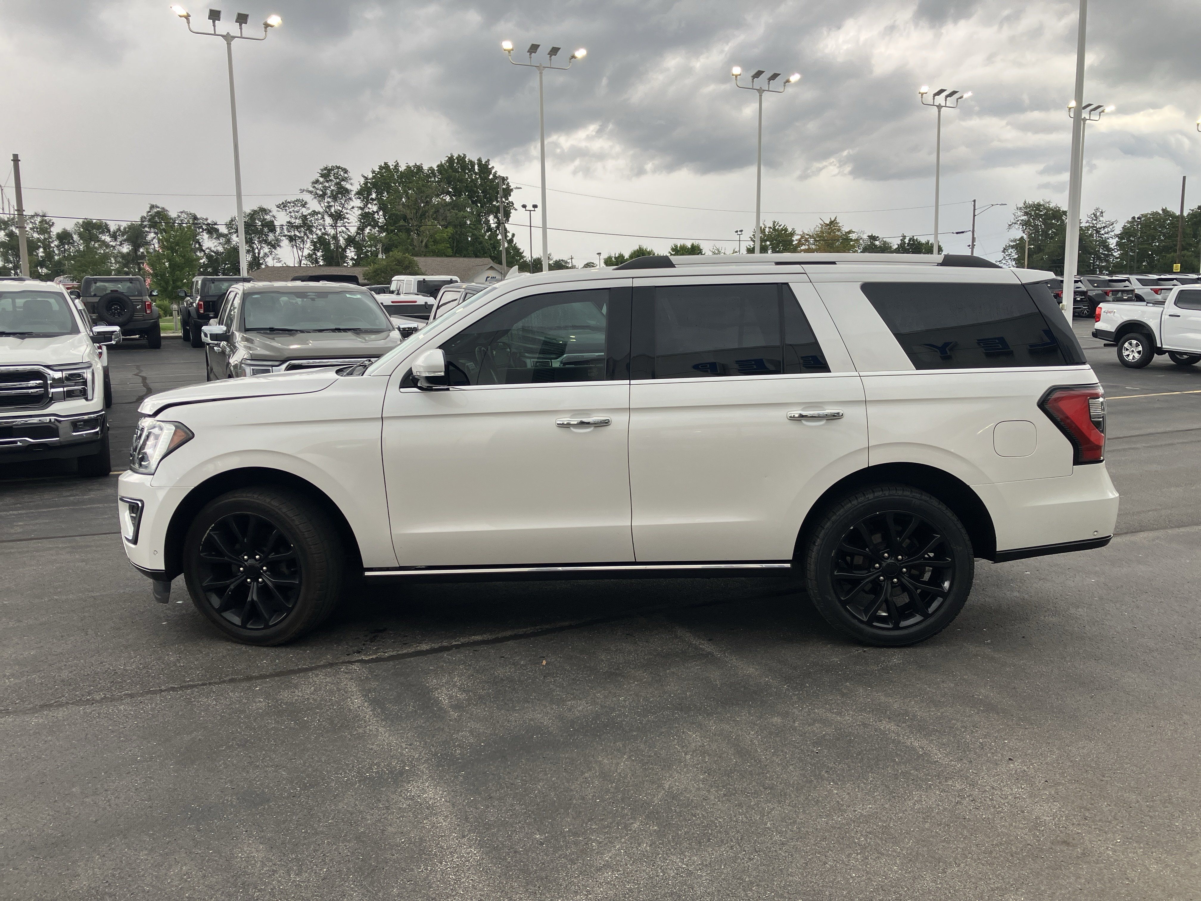 Used 2019 Ford Expedition Limited w/ Equipment Group 302A AWD/4WD image 4
