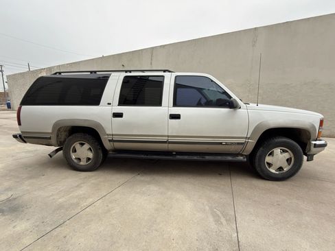 Used 1999 Chevrolet Suburban 4WD w/ Preferred Equipment Group 3 image 9
