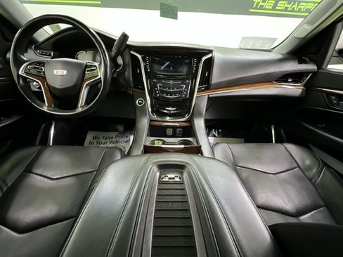 Used 2018 Cadillac Escalade ESV Luxury AWD/4WD image 17