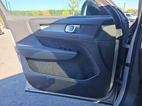 Used 2025 Volvo XC40 B5 Plus image 32