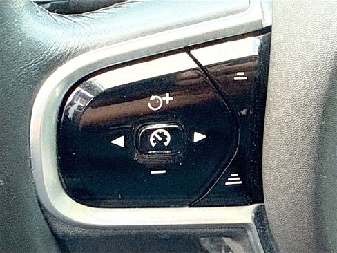 Used 2018 Volvo XC90 T6 Momentum w/ Momentum Plus Package image 11