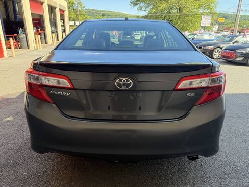 Used 2014 Toyota Camry SE w/ Moonroof Package FWD image 5