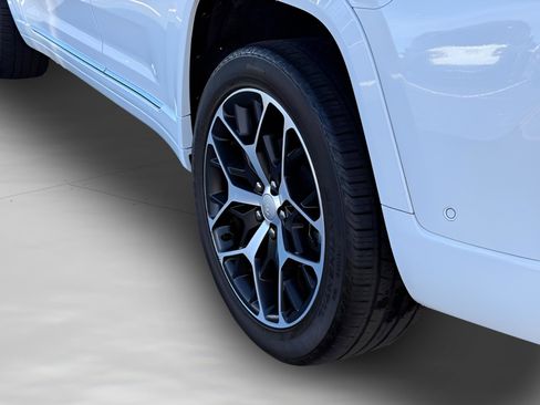Used 2023 Jeep Grand Cherokee Summit AWD/4WD image 32
