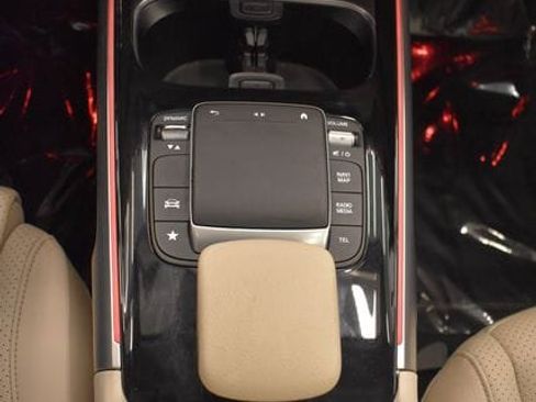 Used 2022 Mercedes-Benz GLB 250 4MATIC image 29