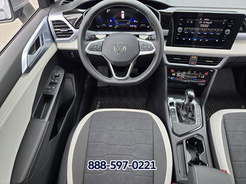 New 2026 Volkswagen Taos SE FWD image 9