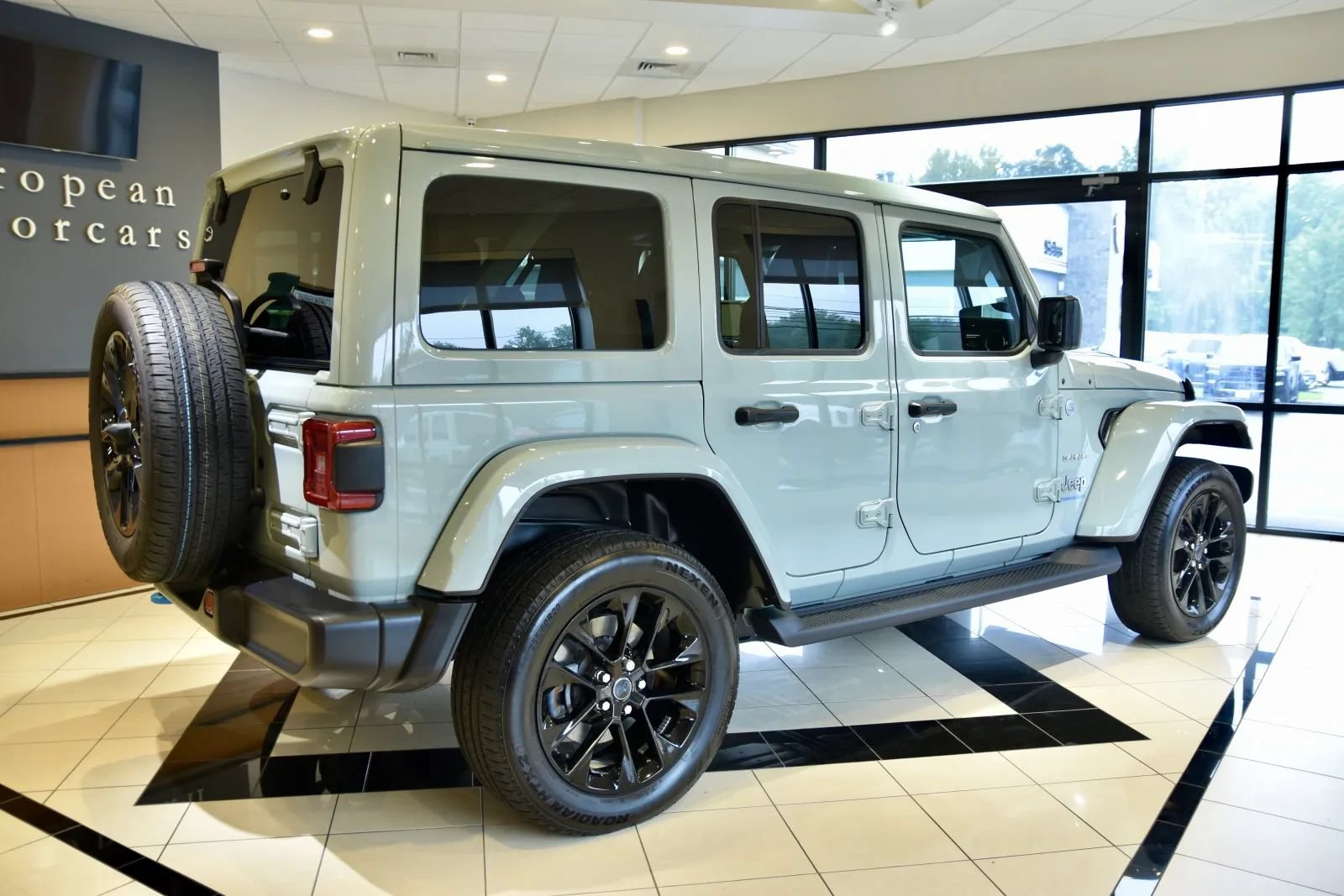 Used 2024 Jeep Wrangler Unlimited Sahara w/ Technology Group AWD/4WD image 6