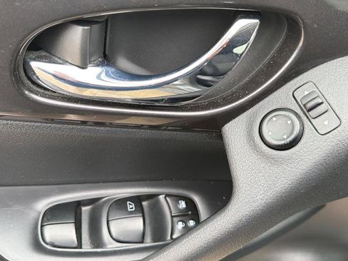 Used 2020 Nissan Rogue SV FWD image 18