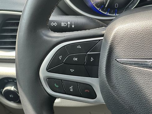 Used 2022 Chrysler Pacifica Touring-L FWD image 22