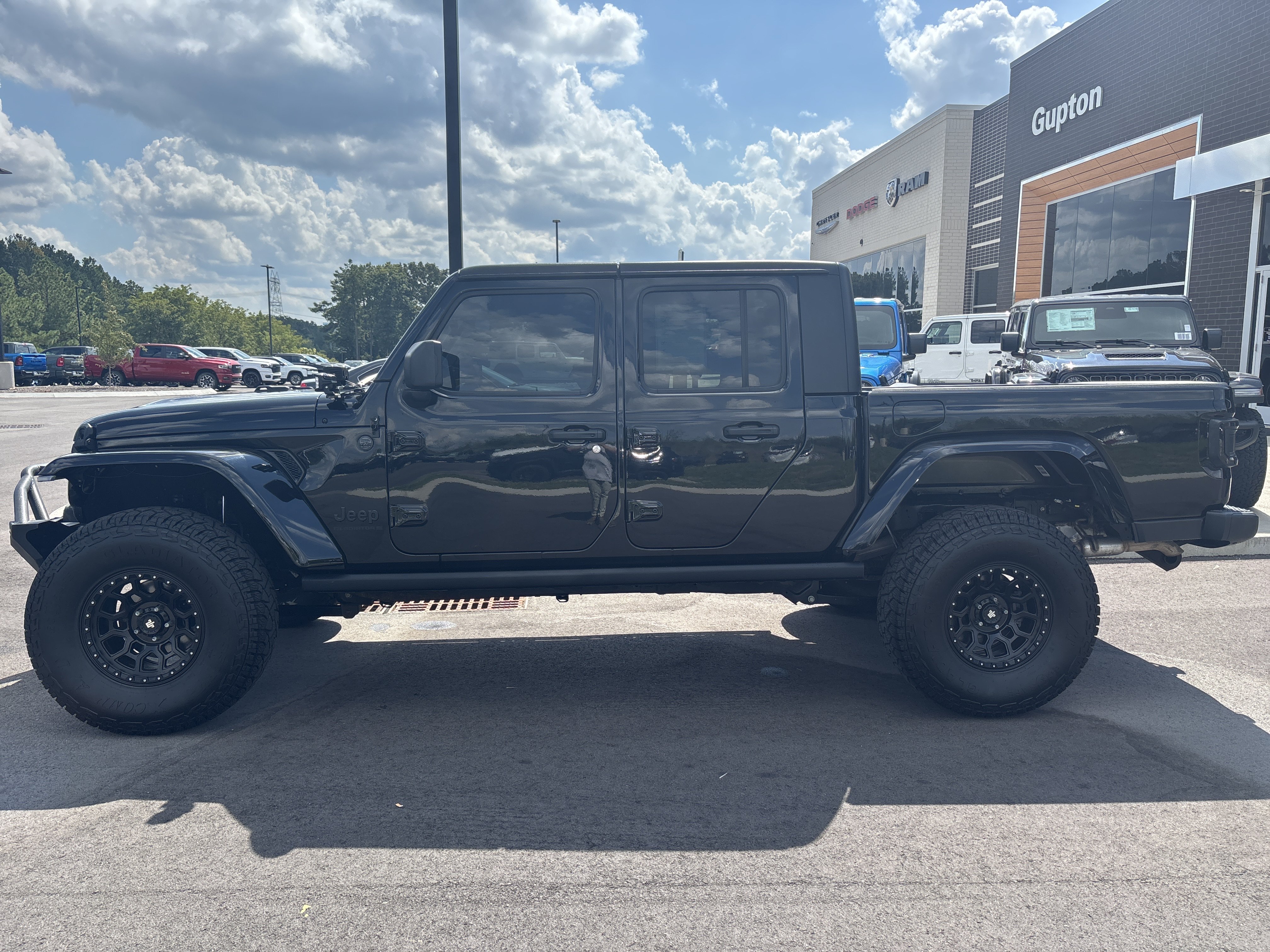 Used 2024 Jeep Gladiator Sport AWD/4WD image 2