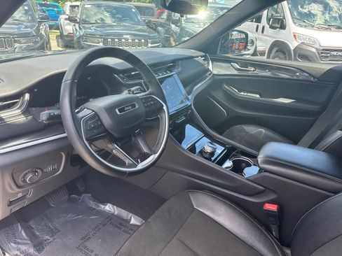 Used 2022 Jeep Grand Cherokee Altitude AWD/4WD image 12