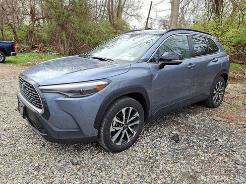 Used 2025 Toyota Corolla Cross XLE image 3