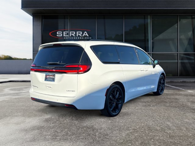Used 2025 Chrysler Pacifica Limited FWD image 5