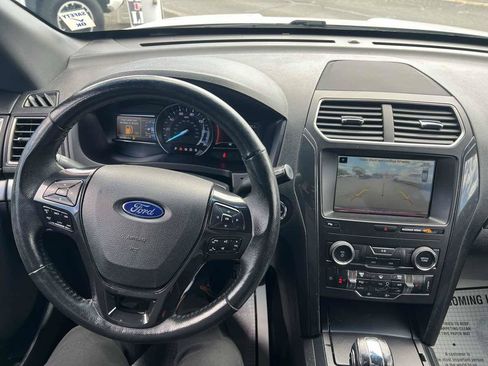 Used 2018 Ford Explorer XLT w/ Equipment Group 202A AWD/4WD image 12