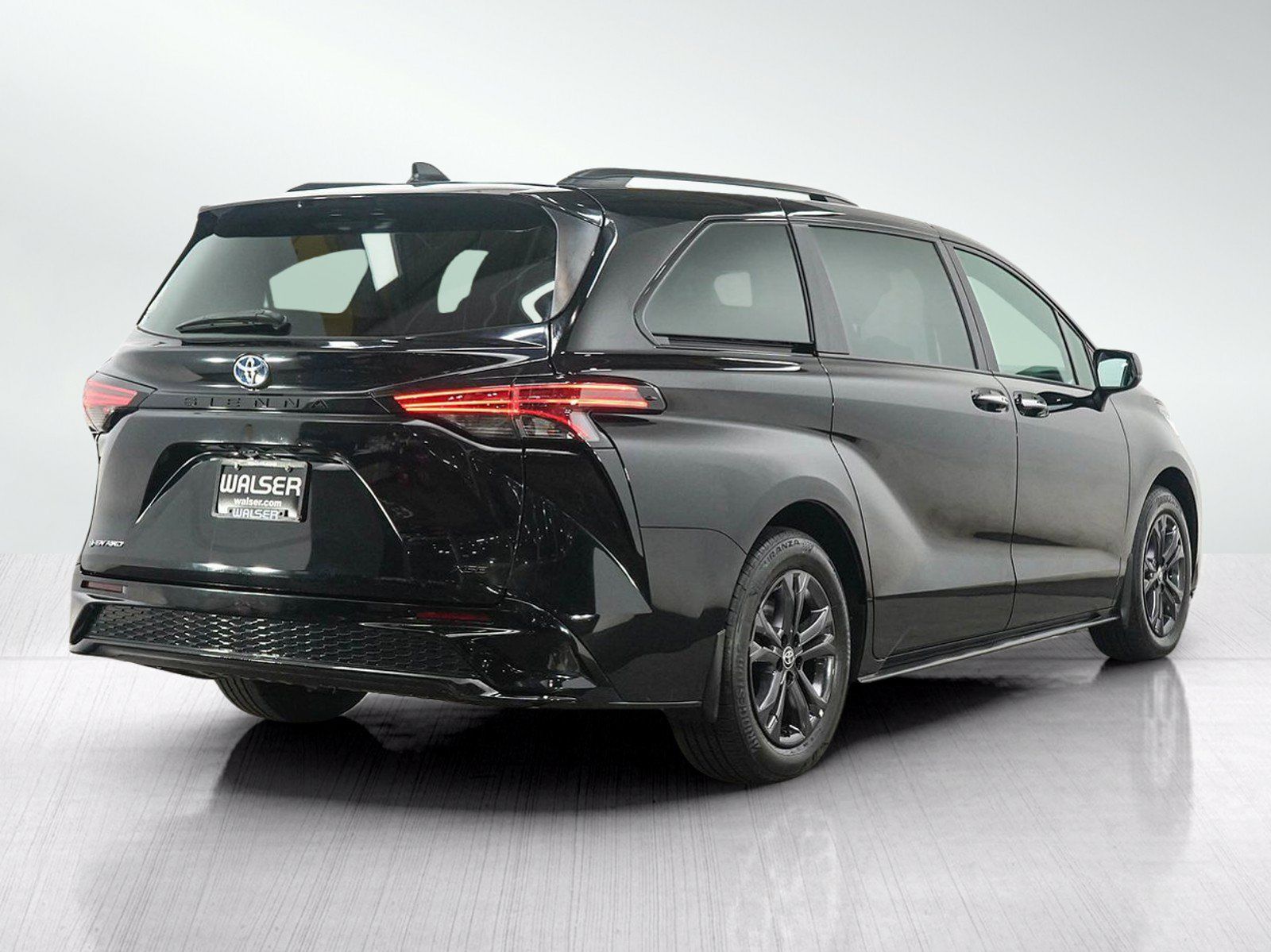Used 2025 Toyota Sienna XSE AWD/4WD image 5